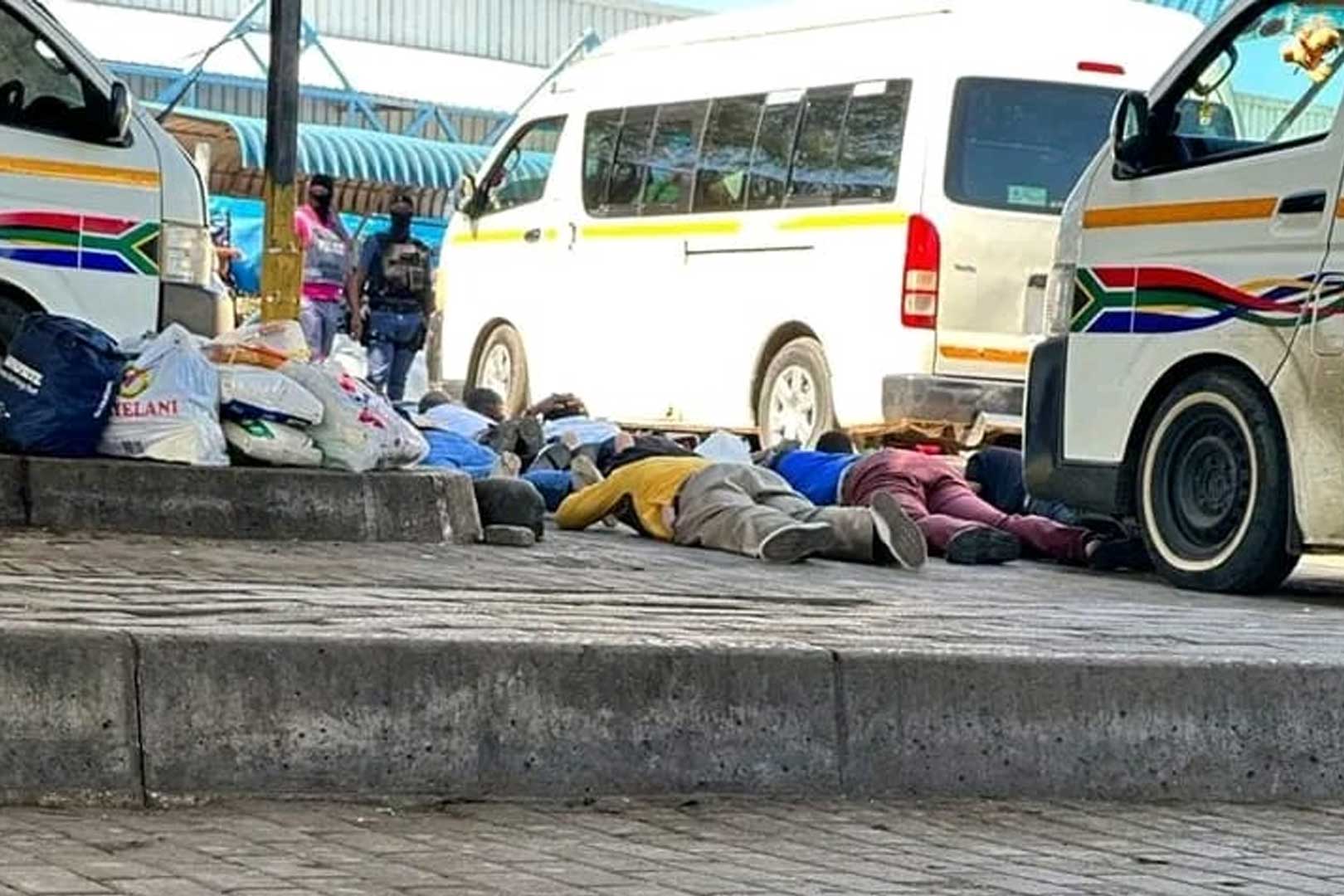 Bazalelwe yinja endlini ngesikhathi kutheleka uphiko lwamaphoyisa angoshayasibhamu Olundi