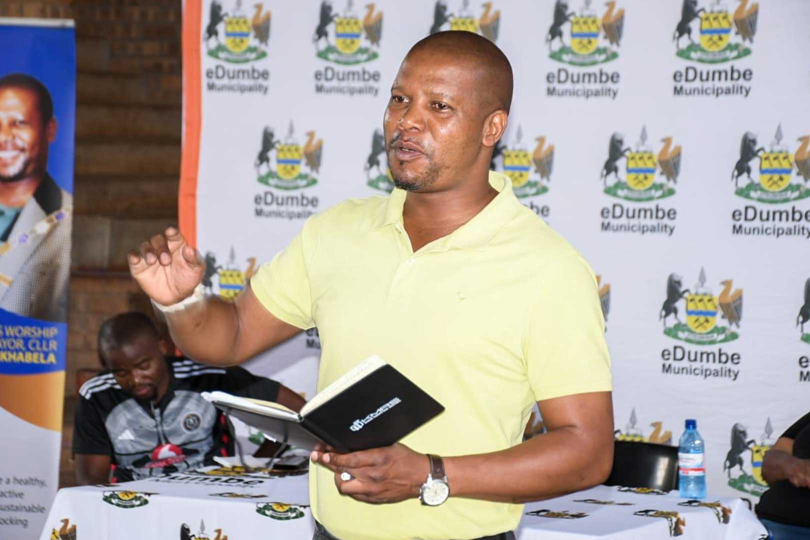 Uhambele izikhamuzi zase Mthonjaneni Meya kamasipala wase Dumbe