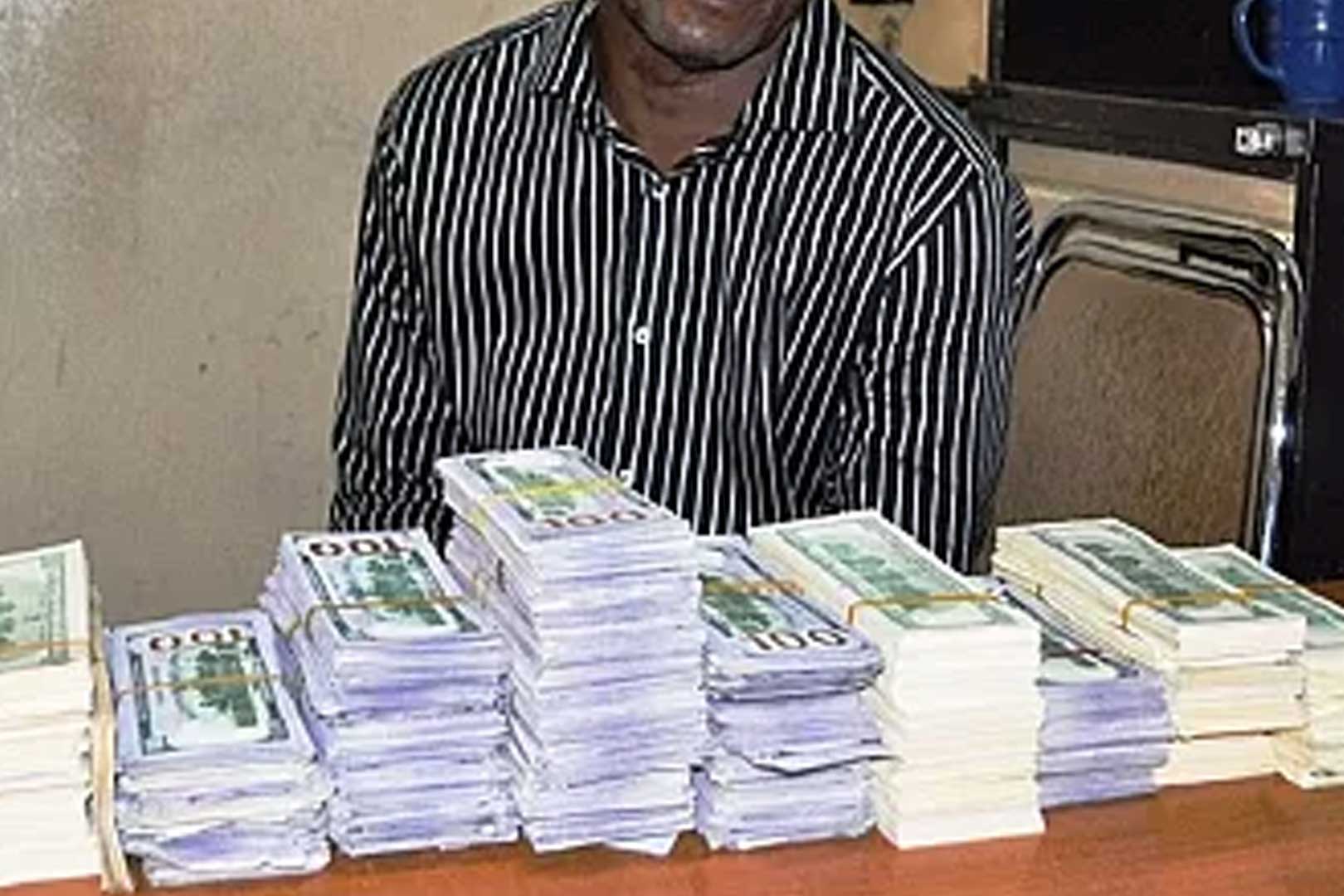 Amaphoyisa aseNigeria abophe 12 ngokukhiqiza amaDollar aseMelika angombombayi
