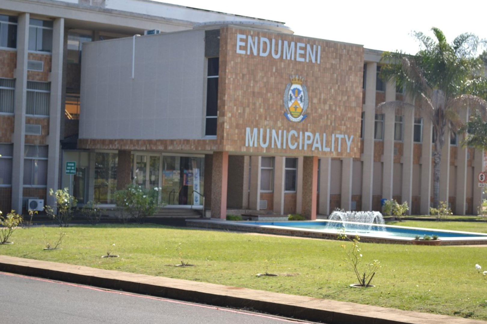 Unyelwe yinyoni obenhlala ehholo lomphakathi eNdumeni