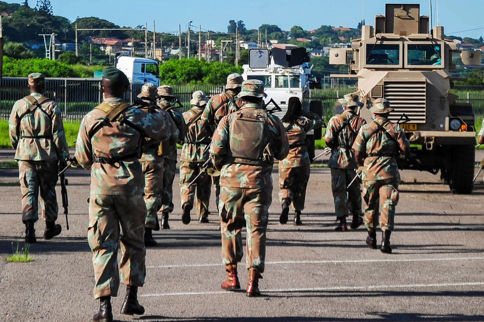 Amasosha alwisana nezimayini ezingekho emthethweni nemijondolo yaseGugulethu