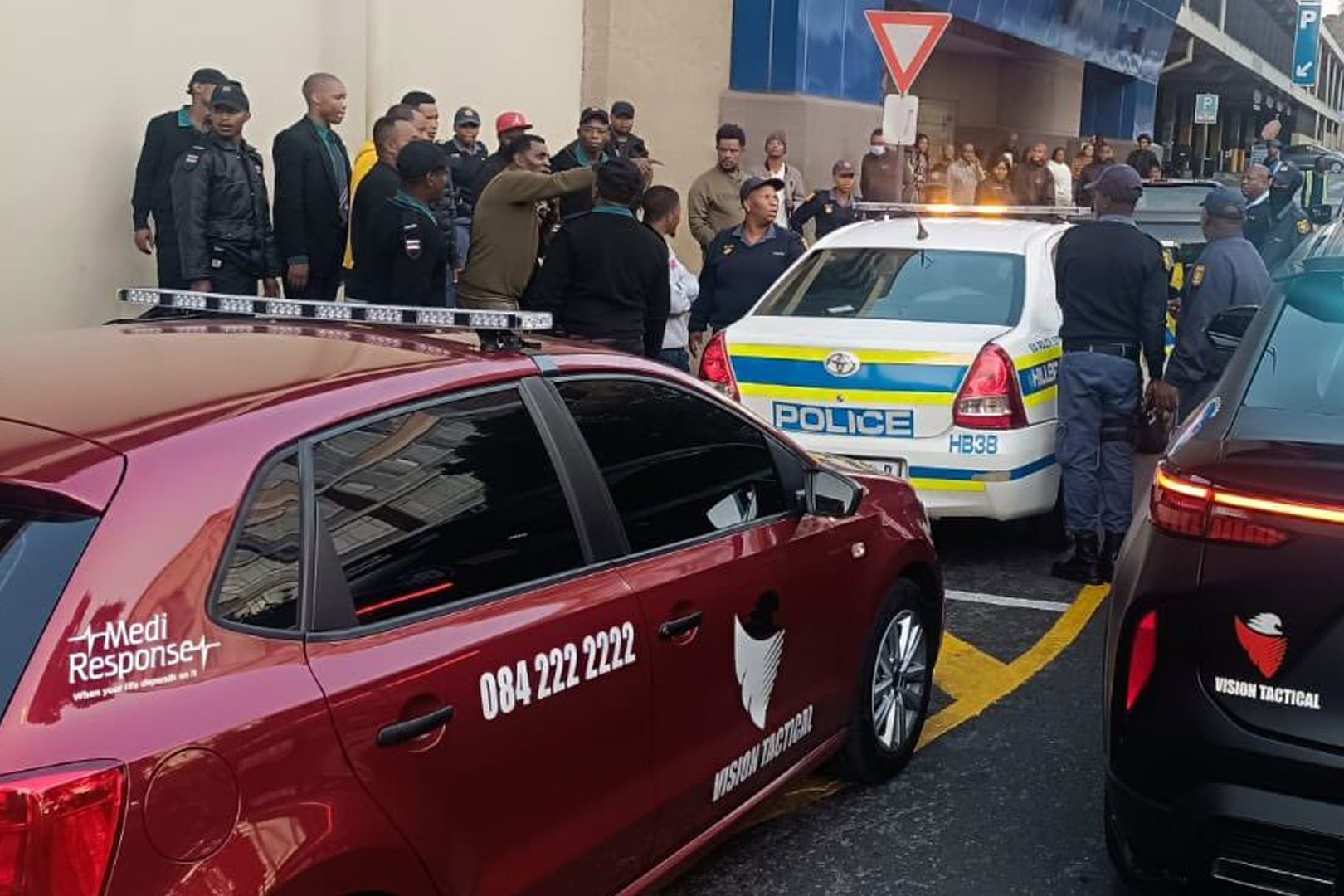 Kusize amaphoyisa nonogada ngesikhathi abokufika bebambana ngezandla eKillarney Mall